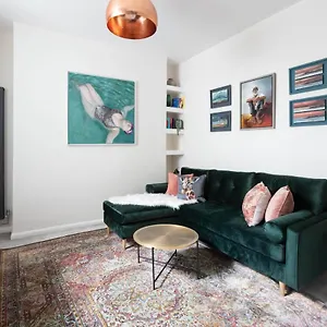  Apartment Artist Retreat